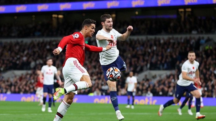 LONDON, ENGLAND - OCTOBER 30: Cristiano Ronaldo of Manchester United scores their teams first goal during the Premier League match between Tottenham Hotspur and Manchester United at Tottenham Hotspur Stadium on October 30, 2021 in London, England. (Photo by Catherine Ivill/Getty Images)