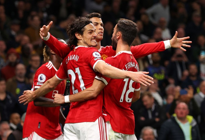 LONDON, ENGLAND - OCTOBER 30: Cristiano Ronaldo of Manchester United celebrates scoring his sides first goal with Edinson Cavani and Bruno Fernandes during the Premier League match between Tottenham Hotspur and Manchester United at Tottenham Hotspur Stadium on October 30, 2021 in London, England. (Photo by Catherine Ivill/Getty Images)