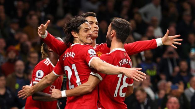 LONDON, ENGLAND - OCTOBER 30: Cristiano Ronaldo of Manchester United celebrates scoring his sides first goal with Edinson Cavani and Bruno Fernandes during the Premier League match between Tottenham Hotspur and Manchester United at Tottenham Hotspur Stadium on October 30, 2021 in London, England. (Photo by Catherine Ivill/Getty Images)