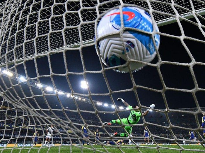 VERONA, ITALY - OCTOBER 30: Weston Mckennie of Juventus  scores the 2-1 goal during the Serie A match between Hellas and Juventus at Stadio Marcantonio Bentegodi on October 30, 2021 in Verona, Italy. (Photo by Alessandro Sabattini/Getty Images)