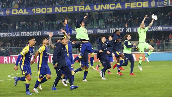 Verona vs Juventus Verona players celebrate their 2-1 win at the end of the Serie A soccer match between Hellas Verona and Juventus, at the Verona Bentegodi stadium, Italy, Saturday, Oct. 30, 2021. (Paola Garbuio/LaPresse via AP)
