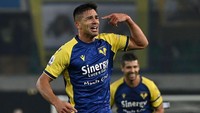 Giovanni Simeone sudah bikin Verona unggul 2-0 di menit ke-14. (Foto: Getty Images/Alessandro Sabattini)