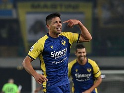 Giovanni Simeone sudah bikin Verona unggul 2-0 di menit ke-14. (Foto: Getty Images/Alessandro Sabattini)