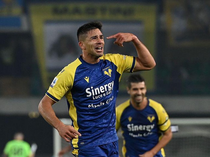 VERONA, ITALY - OCTOBER 30: Giovanni Simeone of Hellas Verona celebrates after scoring his team's second goal during the Serie A match between Hellas and Juventus at Stadio Marcantonio Bentegodi on October 30, 2021 in Verona, Italy. (Photo by Alessandro Sabattini/Getty Images)