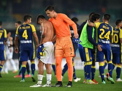 Paulo Dybala tak kuasa menahan rasa kecewa. Juve kini terpaku di papan tengah klasemen Liga Italia. (Foto: Getty Images/Alessandro Sabattini)