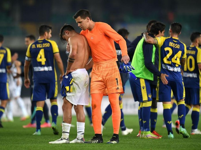 VERONA, ITALY - OCTOBER 30: Wojciech Szczesny of Juventus consoles  Paulo Dybala of Juventus during the Serie A match between Hellas and Juventus at Stadio Marcantonio Bentegodi on October 30, 2021 in Verona, Italy. (Photo by Alessandro Sabattini/Getty Images)