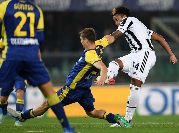 VERONA, ITALY - OCTOBER 30: Weston Mckennie of Juventus  scores the 2-1 goal during the Serie A match between Hellas and Juventus at Stadio Marcantonio Bentegodi on October 30, 2021 in Verona, Italy. (Photo by Alessandro Sabattini/Getty Images)
