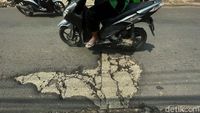 Waduh! Belum Sebulan Diperbaiki, Jalan di Bekasi Ini Kembali Rusak