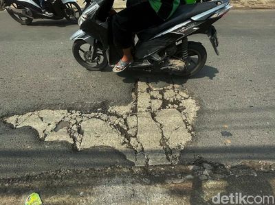 Waduh! Belum Sebulan Diperbaiki, Jalan di Bekasi Ini Kembali Rusak
