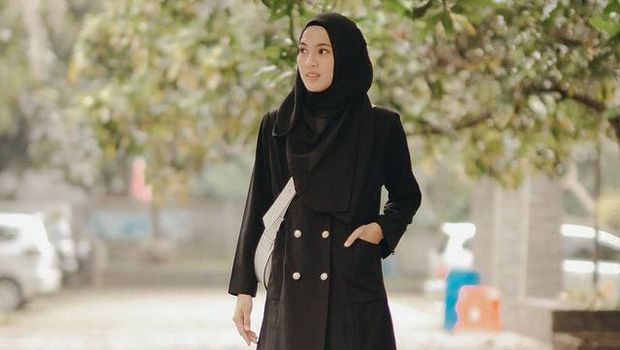 Alyssa Soebandono memiliki gaya padu padan hijab yang simple namun sangat manis. Yuk kita intip penampilannya!