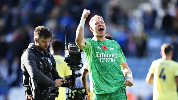 LEICESTER, ENGLAND - OCTOBER 30: Aaron Ramsdale of Arsenal acknowledges the fans after his sides victory in the Premier League match between Leicester City and Arsenal at The King Power Stadium on October 30, 2021 in Leicester, England. (Photo by Michael Regan/Getty Images)