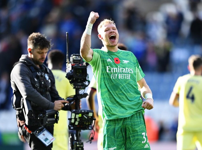 LEICESTER, ENGLAND - OCTOBER 30: Aaron Ramsdale of Arsenal acknowledges the fans after his sides victory in the Premier League match between Leicester City and Arsenal at The King Power Stadium on October 30, 2021 in Leicester, England. (Photo by Michael Regan/Getty Images)