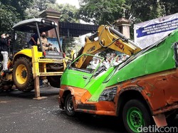 Saat Bima Arya Hancurkan Angkot-angkot Tua di Bogor