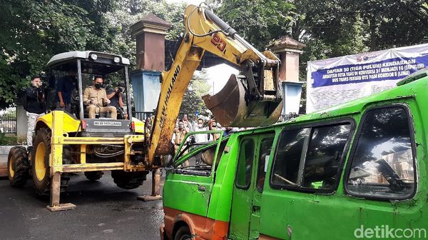 Aksi Bima Arya Hancurkan Angkot Tak Layak Operasi