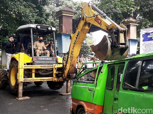 Aksi Bima Arya Hancurkan Angkot Tak Layak Operasi