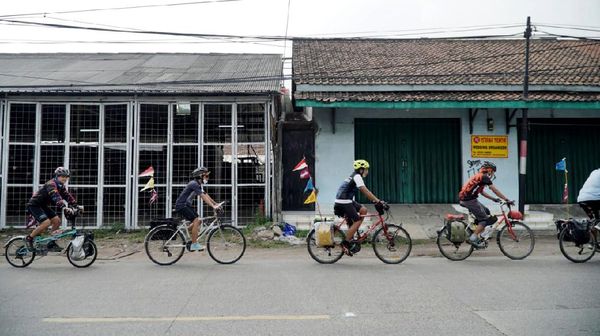 Aksi Komunitas Sepeda Memperingati Hari Sumpah Pemuda