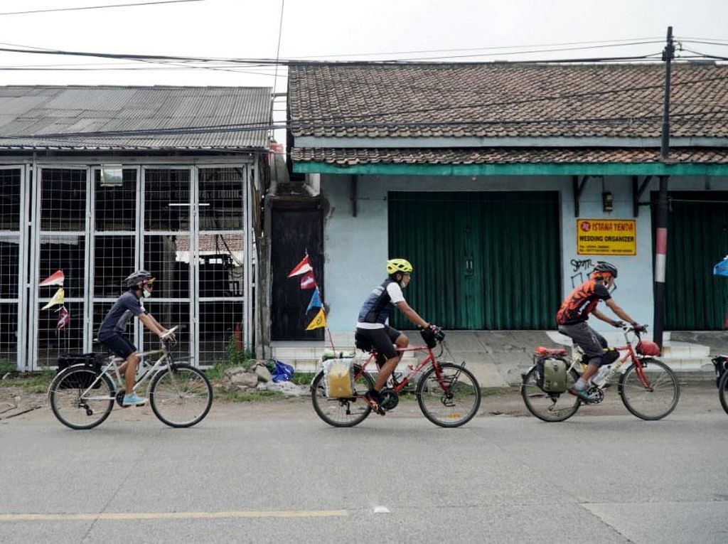 Aksi Komunitas Sepeda Memperingati Hari Sumpah Pemuda Aksi Komunitas Sepeda Memperingati Hari Sumpah Pemuda