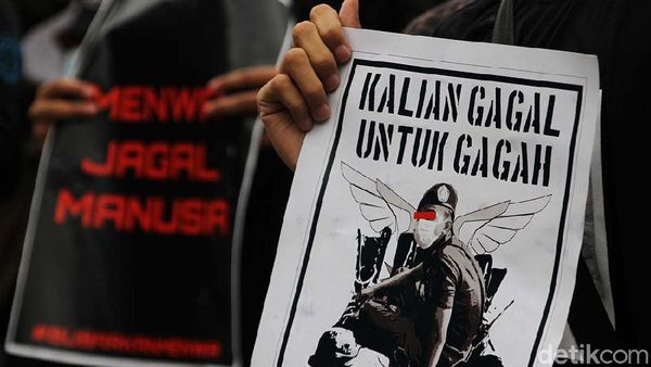 Aksi Mahasiswa Tuntut Menwa UNS Dibubarkan Aksi Mahasiswa Tuntut Menwa UNS Dibubarkan