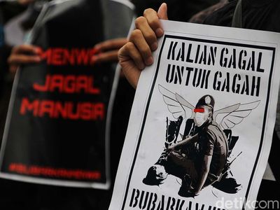 Aksi Mahasiswa Tuntut Menwa UNS Dibubarkan