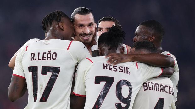 ROME, ITALY - OCTOBER 31: Zlatan Ibrahimovic of AC Milan celebrates with team mates after scoring their side's first goal during the Serie A match between AS Roma and AC Milan at Stadio Olimpico on October 31, 2021 in Rome, Italy. (Photo by Paolo Bruno/Getty Images)
