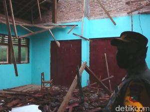 Atap Kelas SD di Trenggalek Ambruk Akibat Kayu Lapuk Ditimpa Hujan 2 Hari