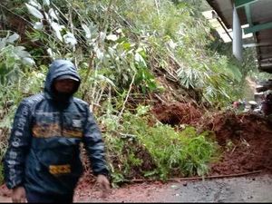 Jabar Hari Ini: 4 Bocah Jadi Yatim Piatu dalam Semalam-Longsor Kepung Sejumlah Daerah Jabar Hari Ini: 4 Bocah Jadi Yatim Piatu dalam Semalam-Longsor Kepung Sejumlah Daerah