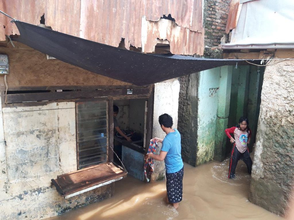 Cerita Warga Kebon Pala Evakuasi Barang ke Lantai 2 Saat Rumah Kebanjiran