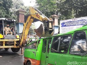 Bima Arya Kemudikan Alat Berat Hancurkan Angkot Tak Layak Operasi