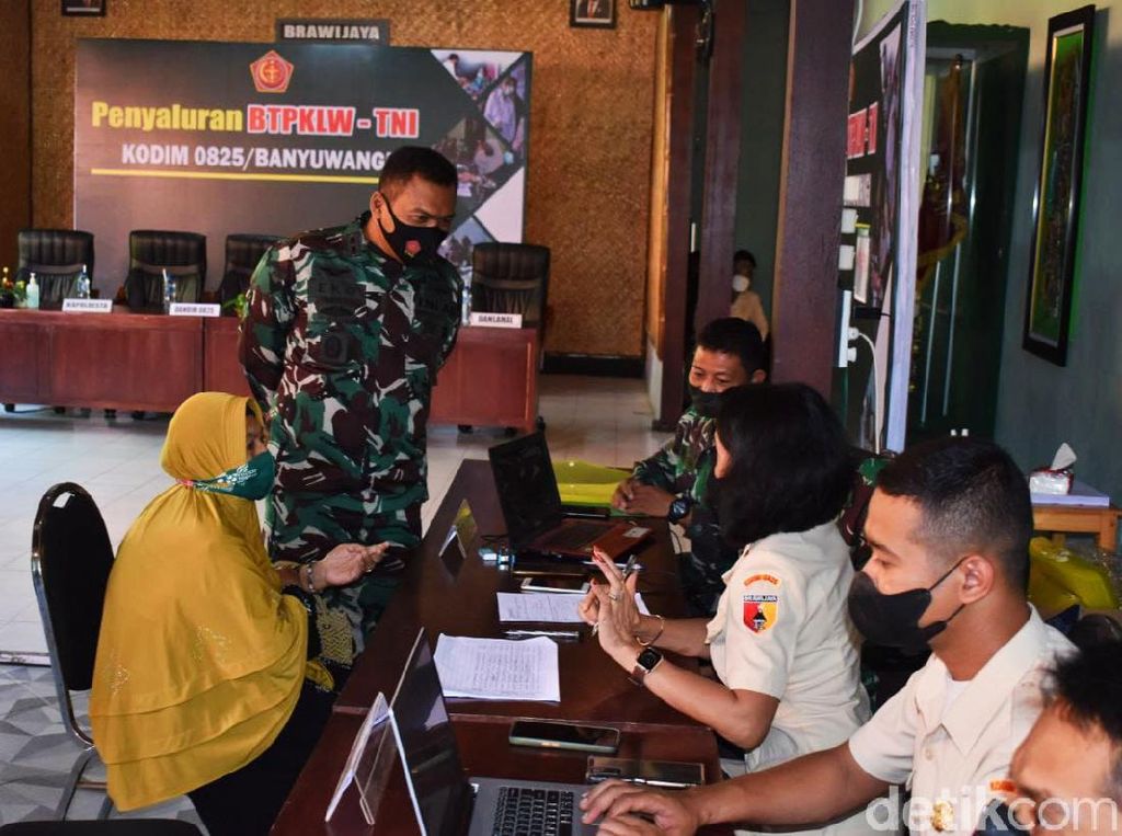 Salurkan Bantuan BTPKLW, TNI: Silahkan Lapor Jika Ada Potongan