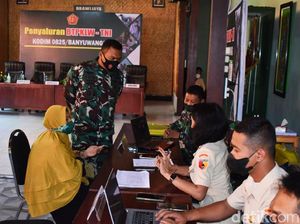 Salurkan Bantuan BTPKLW, TNI: Silahkan Lapor Jika Ada Potongan Salurkan Bantuan BTPKLW, TNI: Silahkan Lapor Jika Ada Potongan