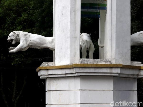 Bukan Hilang, Patung Maung di Kota Bandung Itu Rusak!