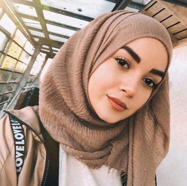 Hijab warna coklat nude bisa membuat wajah kamu tampil lebih fresh dan kalem Beauties.