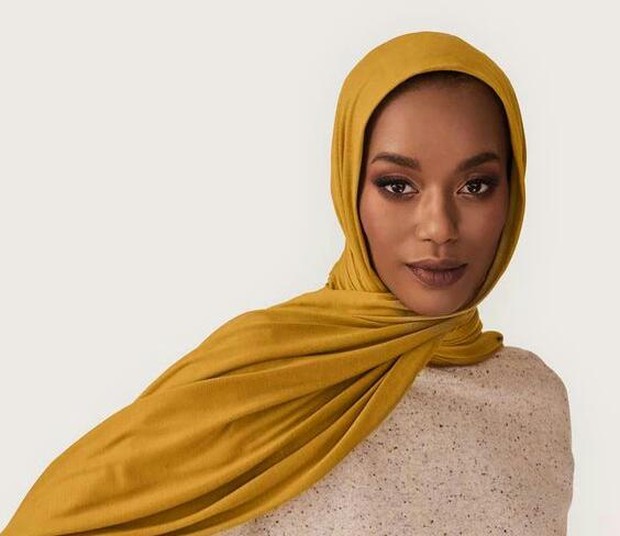 Hijab warna mustard dapat membuat wajah kamu terlihat fresh dan ceria.