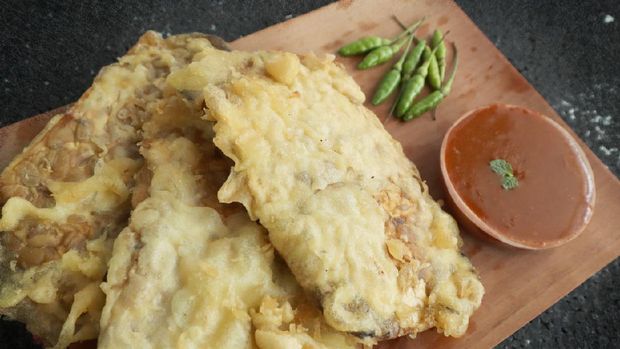 Gorengan tempe, Indonesian fried tempe snack, served with sambal or chili sauce and chilli pepper, served on wooden plate