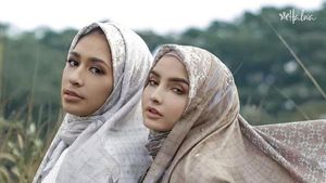 10 Foto Koleksi Hijab Brand Lokal Motif Batik Hingga Bunga