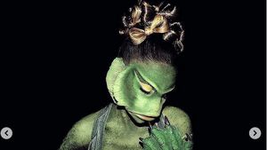 9 Artis Dunia Berkostum Halloween Terseksi, Hailey Baldwin Hingga Rihanna