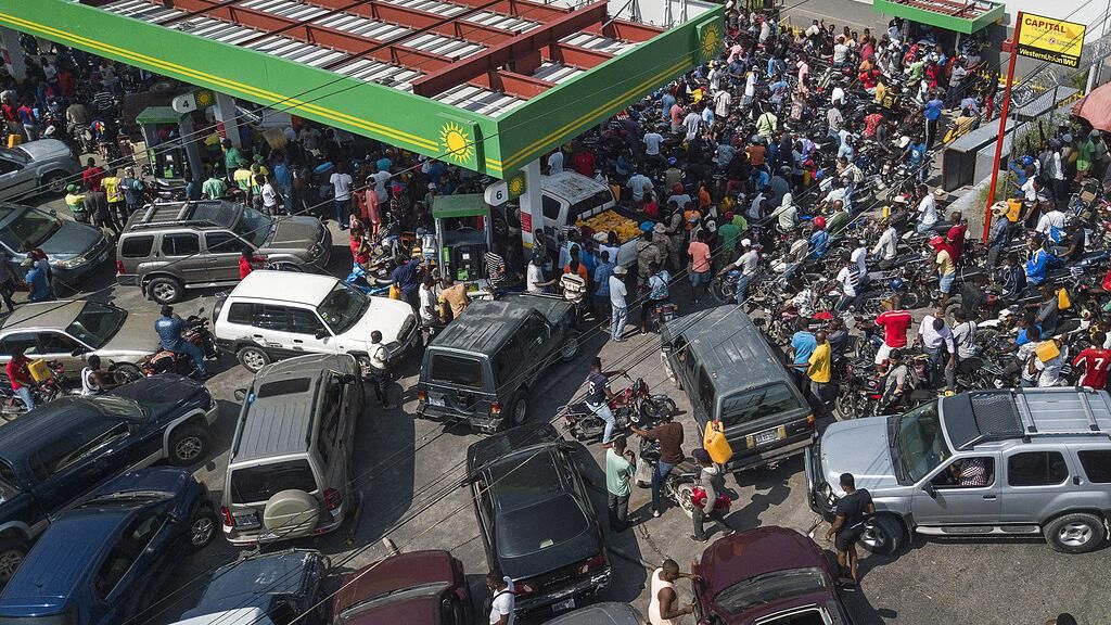 Krisis BBM Belum Reda, Pom Bensin di Haiti Diserbu Kendaraan Warga