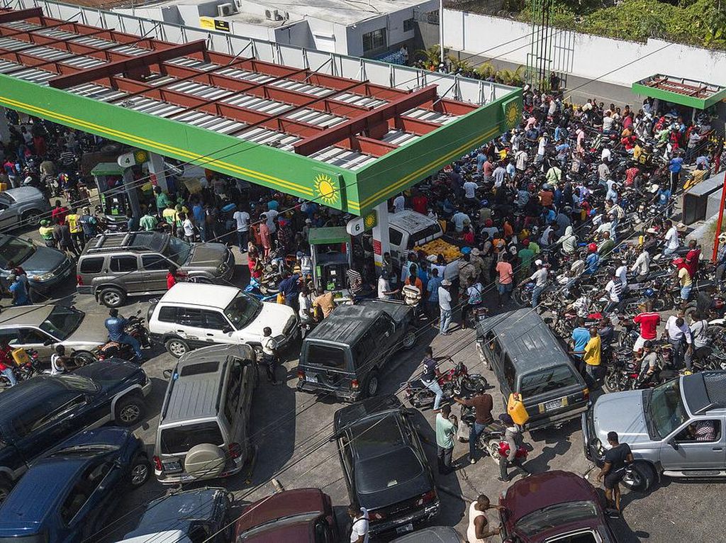 Krisis BBM Belum Reda, Pom Bensin di Haiti Diserbu Kendaraan Warga