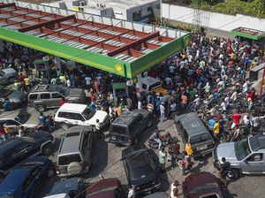 Krisis BBM Belum Reda, Pom Bensin di Haiti Diserbu Kendaraan Warga Krisis BBM Belum Reda, Pom Bensin di Haiti Diserbu Kendaraan Warga