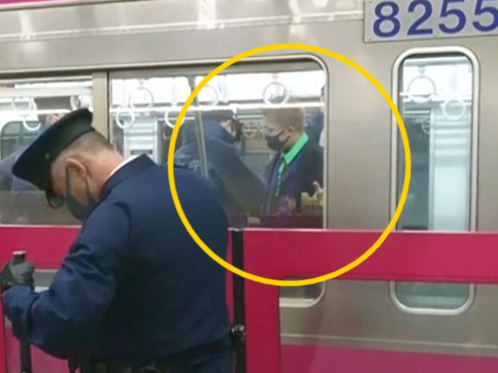 Mencekam! Kepanikan Penumpang Kereta di Tokyo Saat Diserang Joker