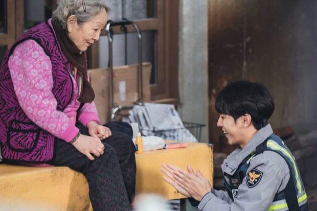 Menghormati Orang Tua/Foto: Instagram/kimyoung_ok Sebagai negara yang berlandaskan Pancasila, Indonesia adalah negara yang agamis sekaligus menjunjung tinggi nilai moral.