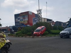 Sopir Ngantuk, Mobil Nyangkut di Taman Karawang