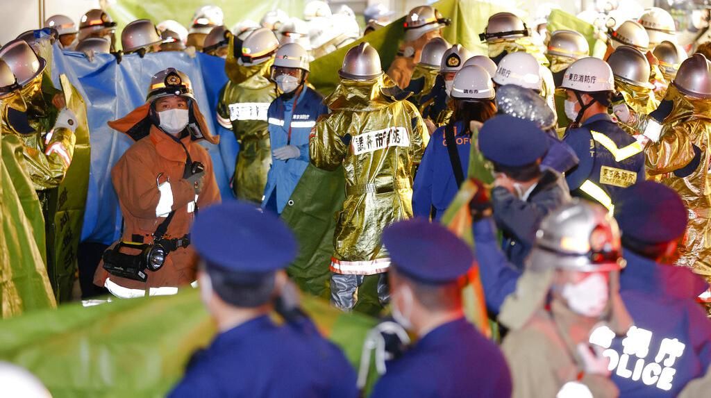 Momen Evakuasi Korban Penyerangan Pria Berkostum Joker di Jepang