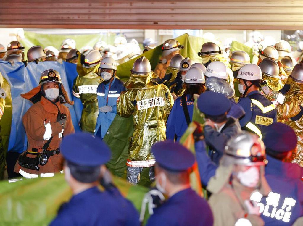 Momen Evakuasi Korban Penyerangan Pria Berkostum Joker di Jepang