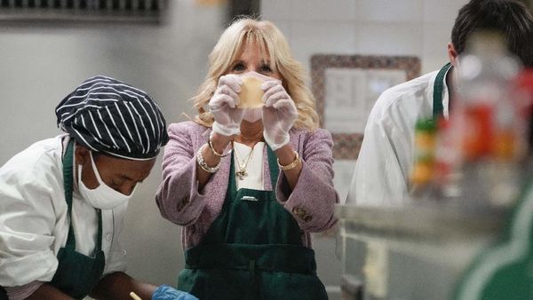 Di Sela G20, Ibu Negara AS Jill Biden Bikin Kue Khas Italia