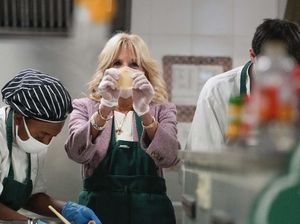 Di Sela G20, Ibu Negara AS Jill Biden Bikin Kue Khas Italia Di Sela G20, Ibu Negara AS Jill Biden Bikin Kue Khas Italia