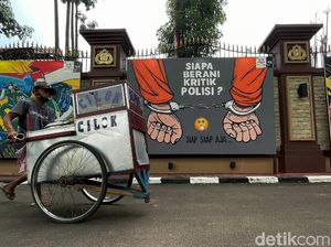 Mural Kritik Polisi Mejeng di Lapangan Bhayangkara Mabes Polri