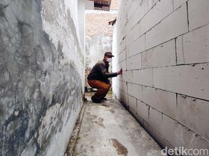 Petugas Datangi Rumah yang Aksesnya Ditembok Tetangga di Rungkut Menanggal Petugas Datangi Rumah yang Aksesnya Ditembok Tetangga di Rungkut Menanggal
