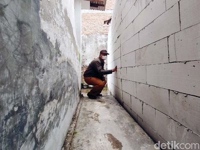 Petugas Datangi Rumah yang Aksesnya Ditembok Tetangga di Rungkut Menanggal