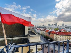 Negara ini Benderanya Kebalikan Indonesia, Begini Pesonanya